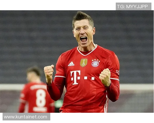 莱万状态火热欧冠赛场10场12球领跑射手榜金靴在望