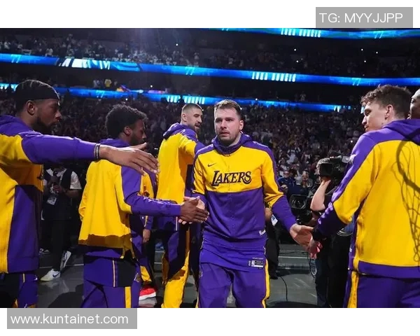 湖人快船激战即将开启球迷热情高涨期待精彩对决