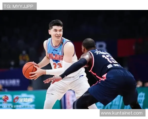 新疆男篮迎战八一男篮争夺季后赛席位的关键之战