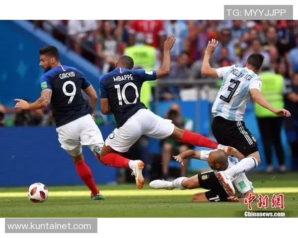 骨头与科米尔的对决谁能称霸赛场的巅峰之战