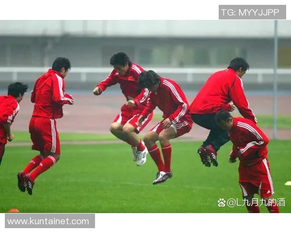 武汉足球队配合引发热议球迷对战术执行与团队默契的不同看法