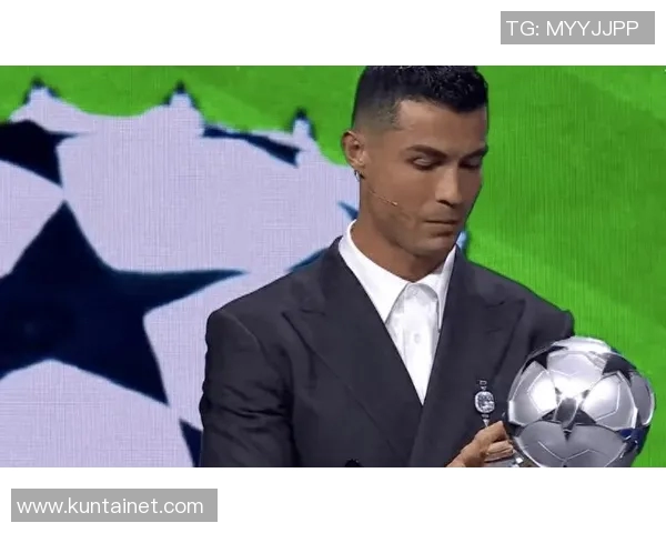 球迷疯狂冲入场内抢夺C罗球衣引发热议的欧冠奇观